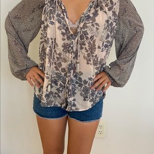 FREE PEOPLE FLORAL PRINT VNECK BLOUSE.
